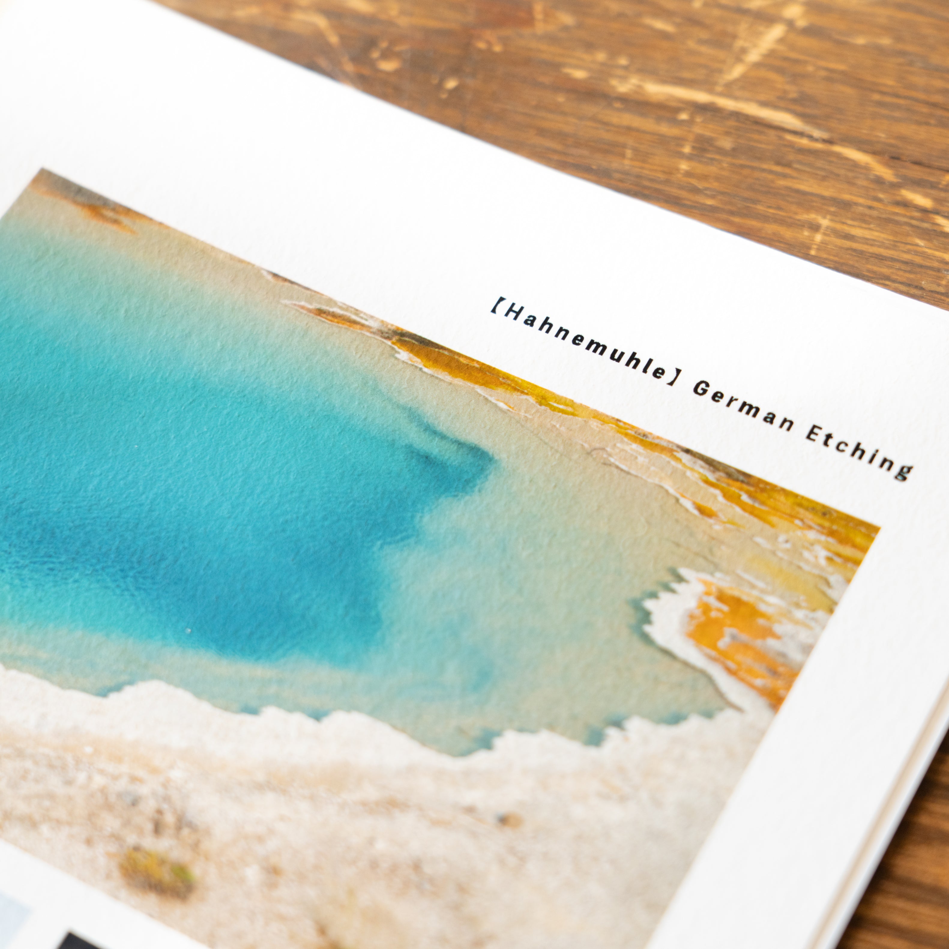 用紙サンプル帳 - PHOTOPRI【写真展・美術展品質のプリントサービス】 写真やイラスト・NFTアートの印刷を個展(写真展・美術展)向けにリーズナブルにジクレー印刷をするなら”PHOTOPRI”(フォトプリ)で。写真やイラスト・デジタルアートの印刷・額装・キャンバスパネルを個展・写真展向けにリーズナブルに印刷!8000円以上で送料無料中!PC・スマホどちらでもネットで注文OK!作品レベルの高品質