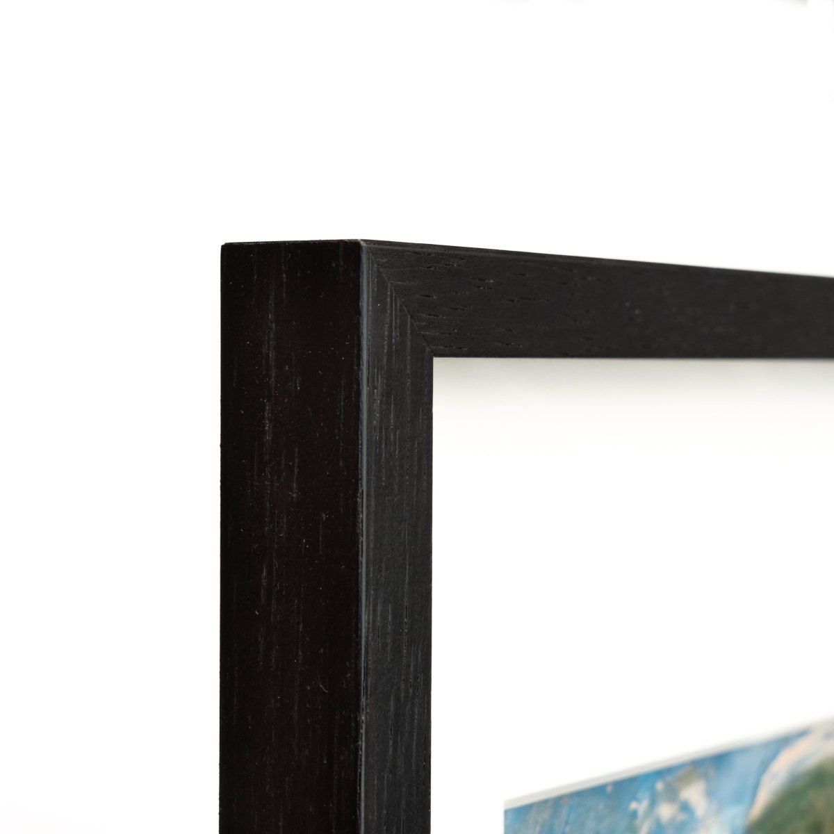 木製フレーム&オーバーマット加工 - PHOTOPRI【写真展・美術展品質のプリントサービス】 写真やイラスト・NFTアートの印刷を個展(写真展・美術展)向けにリーズナブルにジクレー印刷をするなら”PHOTOPRI”(フォトプリ)で。写真やイラスト・デジタルアートの印刷・額装・キャンバスパネルを個展・写真展向けにリーズナブルに印刷!8000円以上で送料無料中!PC・スマホどちらでもネットで注文OK!作品レベルの高品質