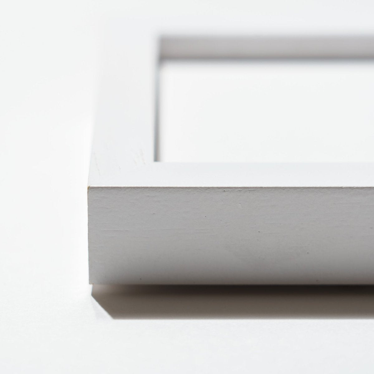 木製フレーム&オーバーマット加工 - PHOTOPRI【写真展・美術展品質のプリントサービス】 写真やイラスト・NFTアートの印刷を個展(写真展・美術展)向けにリーズナブルにジクレー印刷をするなら”PHOTOPRI”(フォトプリ)で。写真やイラスト・デジタルアートの印刷・額装・キャンバスパネルを個展・写真展向けにリーズナブルに印刷!8000円以上で送料無料中!PC・スマホどちらでもネットで注文OK!作品レベルの高品質