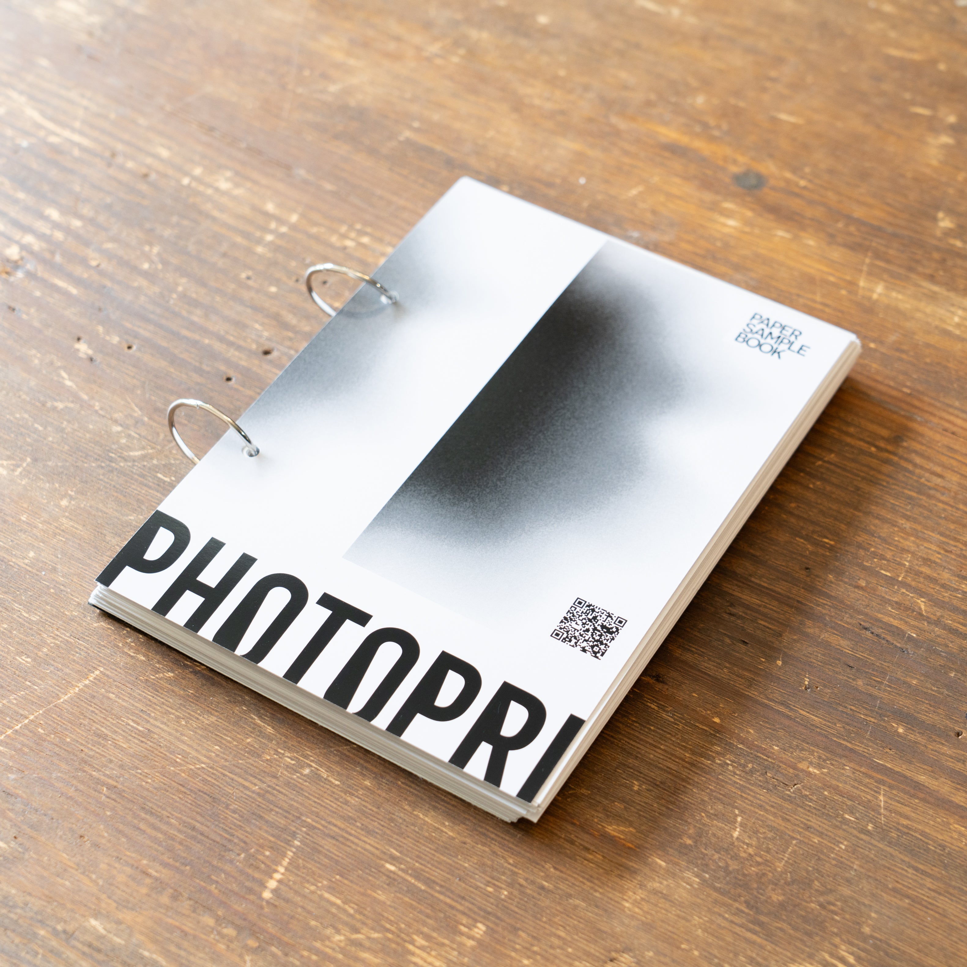 用紙サンプル帳 - PHOTOPRI【写真展・美術展品質のプリントサービス】 写真やイラスト・NFTアートの印刷を個展(写真展・美術展)向けにリーズナブルにジクレー印刷をするなら”PHOTOPRI”(フォトプリ)で。写真やイラスト・デジタルアートの印刷・額装・キャンバスパネルを個展・写真展向けにリーズナブルに印刷!8000円以上で送料無料中!PC・スマホどちらでもネットで注文OK!作品レベルの高品質