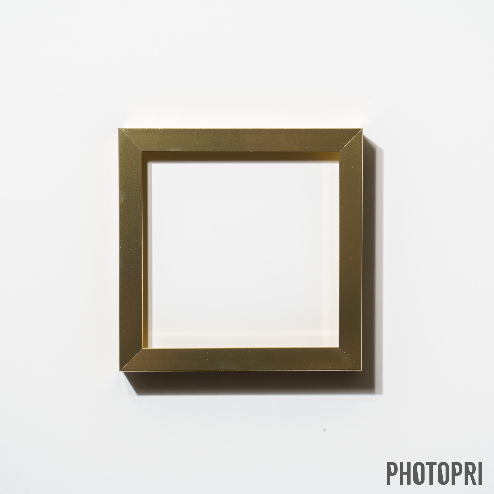アルミ製フレーム - PHOTOPRI【写真展・美術展品質のプリントサービス】 写真やイラスト・NFTアートの印刷を個展(写真展・美術展)向けにリーズナブルにジクレー印刷をするなら”PHOTOPRI”(フォトプリ)で。写真やイラスト・デジタルアートの印刷・額装・キャンバスパネルを個展・写真展向けにリーズナブルに印刷!8000円以上で送料無料中!PC・スマホどちらでもネットで注文OK!作品レベルの高品質