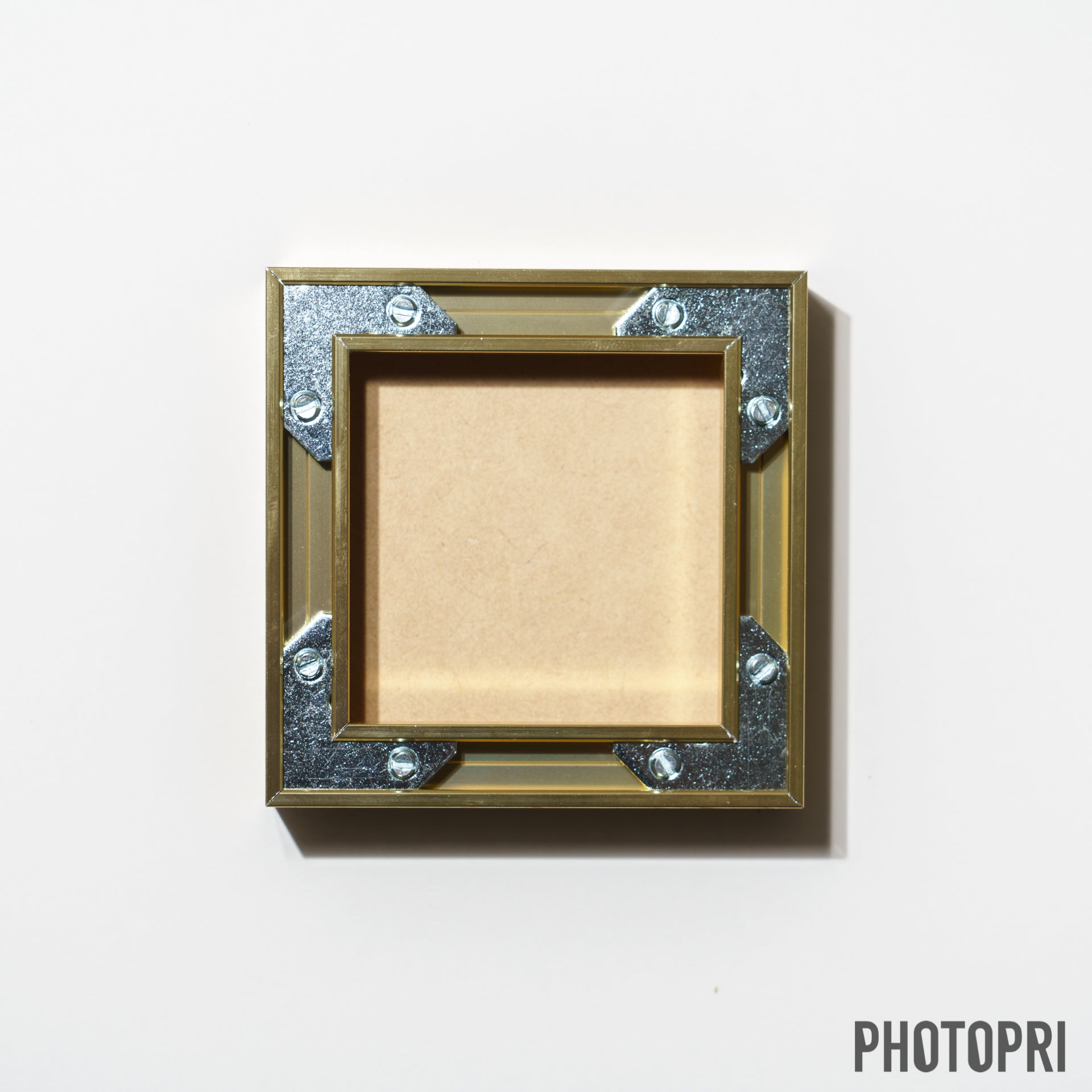 アルミ製フレーム - PHOTOPRI【写真展・美術展品質のプリントサービス】 写真やイラスト・NFTアートの印刷を個展(写真展・美術展)向けにリーズナブルにジクレー印刷をするなら”PHOTOPRI”(フォトプリ)で。写真やイラスト・デジタルアートの印刷・額装・キャンバスパネルを個展・写真展向けにリーズナブルに印刷!8000円以上で送料無料中!PC・スマホどちらでもネットで注文OK!作品レベルの高品質