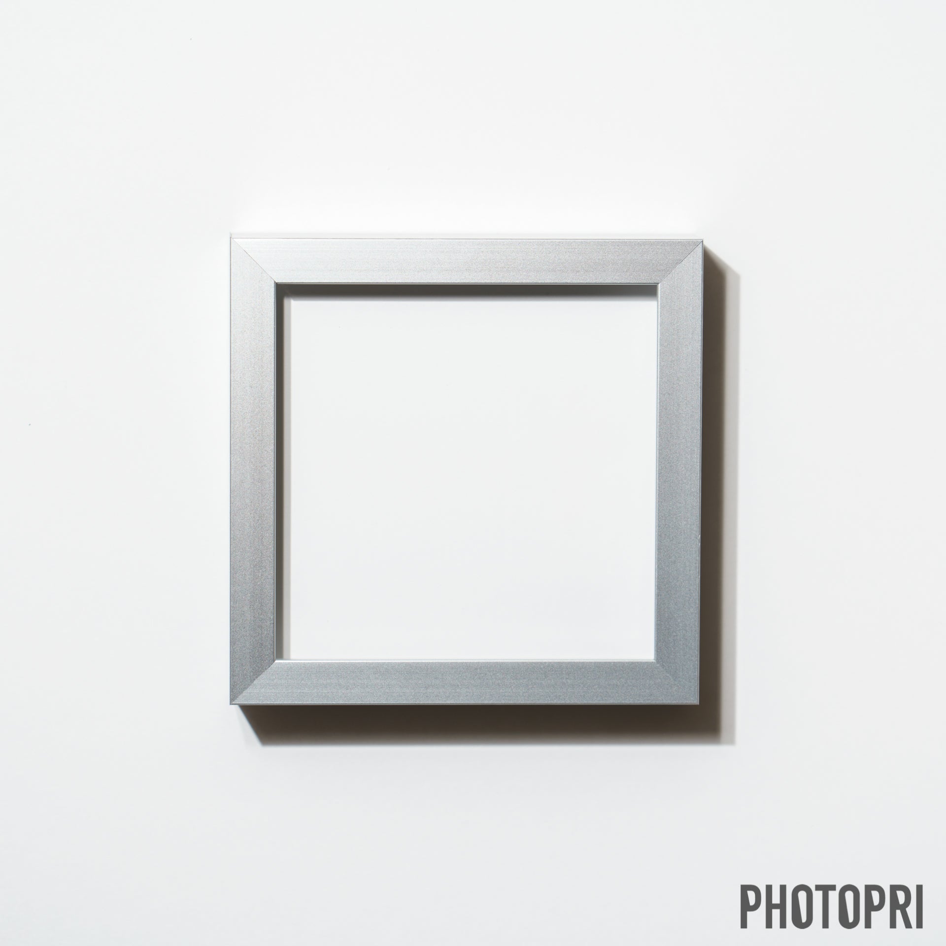 アルミ製フレーム - PHOTOPRI【写真展・美術展品質のプリントサービス】 写真やイラスト・NFTアートの印刷を個展(写真展・美術展)向けにリーズナブルにジクレー印刷をするなら”PHOTOPRI”(フォトプリ)で。写真やイラスト・デジタルアートの印刷・額装・キャンバスパネルを個展・写真展向けにリーズナブルに印刷!8000円以上で送料無料中!PC・スマホどちらでもネットで注文OK!作品レベルの高品質