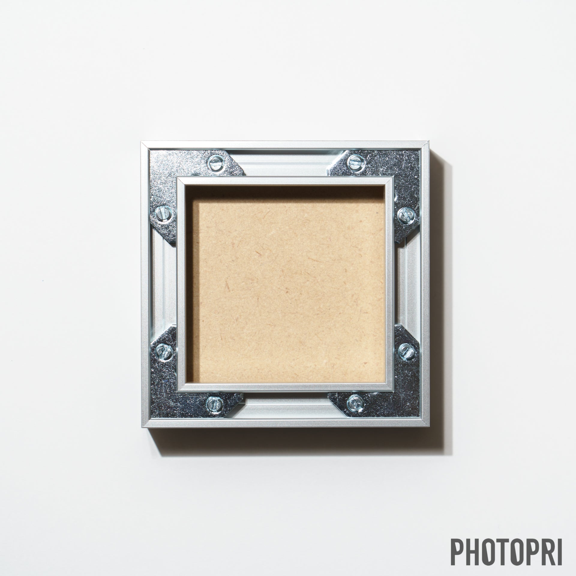 アルミ製フレーム - PHOTOPRI【写真展・美術展品質のプリントサービス】 写真やイラスト・NFTアートの印刷を個展(写真展・美術展)向けにリーズナブルにジクレー印刷をするなら”PHOTOPRI”(フォトプリ)で。写真やイラスト・デジタルアートの印刷・額装・キャンバスパネルを個展・写真展向けにリーズナブルに印刷!8000円以上で送料無料中!PC・スマホどちらでもネットで注文OK!作品レベルの高品質