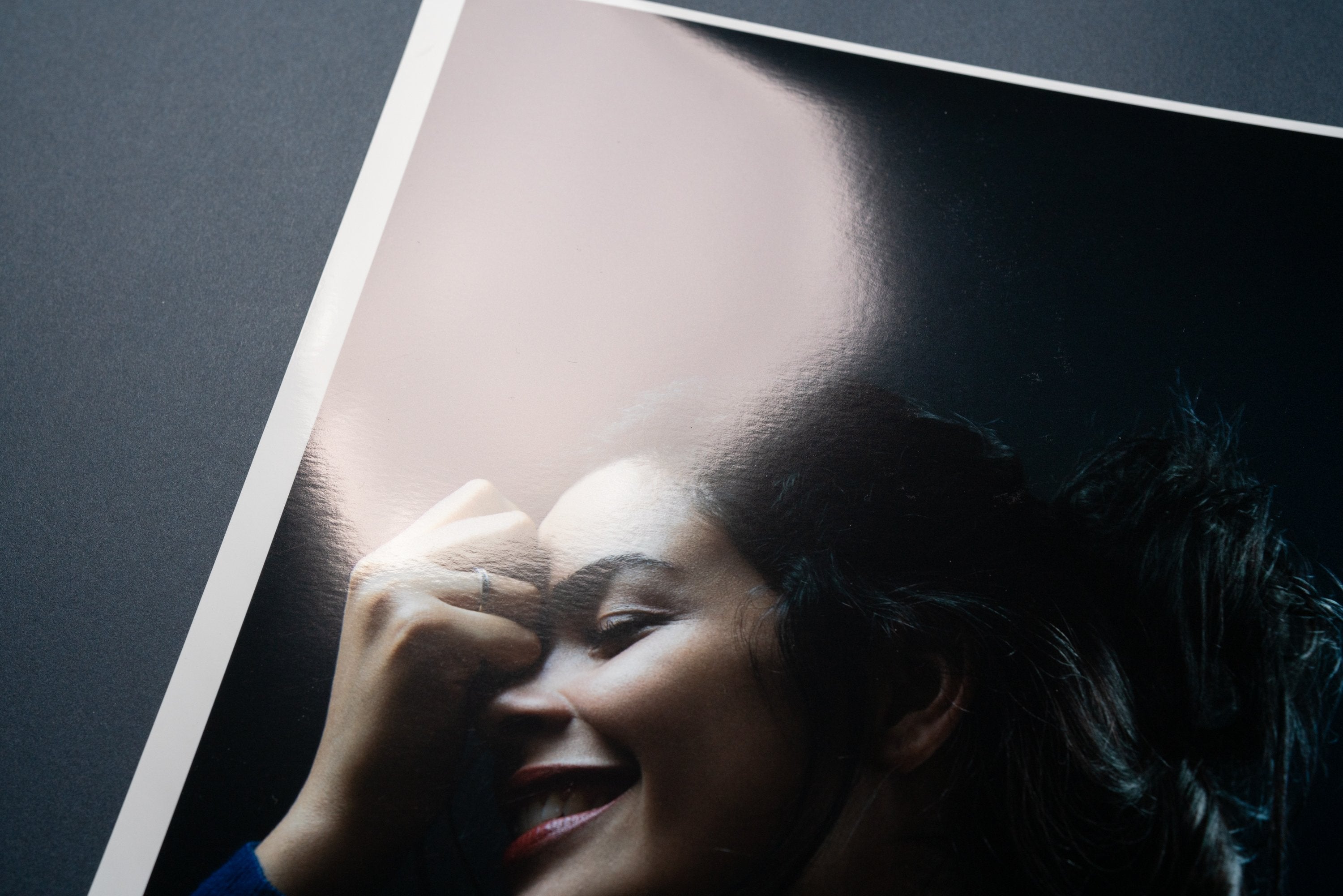 【EPSON】プロフェッショナルフォトペーパー厚手光沢 - PHOTOPRI【写真展・美術展品質のプリントサービス】 写真やイラスト・NFTアートの印刷を個展(写真展・美術展)向けにリーズナブルにジクレー印刷をするなら”PHOTOPRI”(フォトプリ)で。写真やイラスト・デジタルアートの印刷・額装・キャンバスパネルを個展・写真展向けにリーズナブルに印刷!8000円以上で送料無料中!PC・スマホどちらでもネットで注文OK!作品レベルの高品質