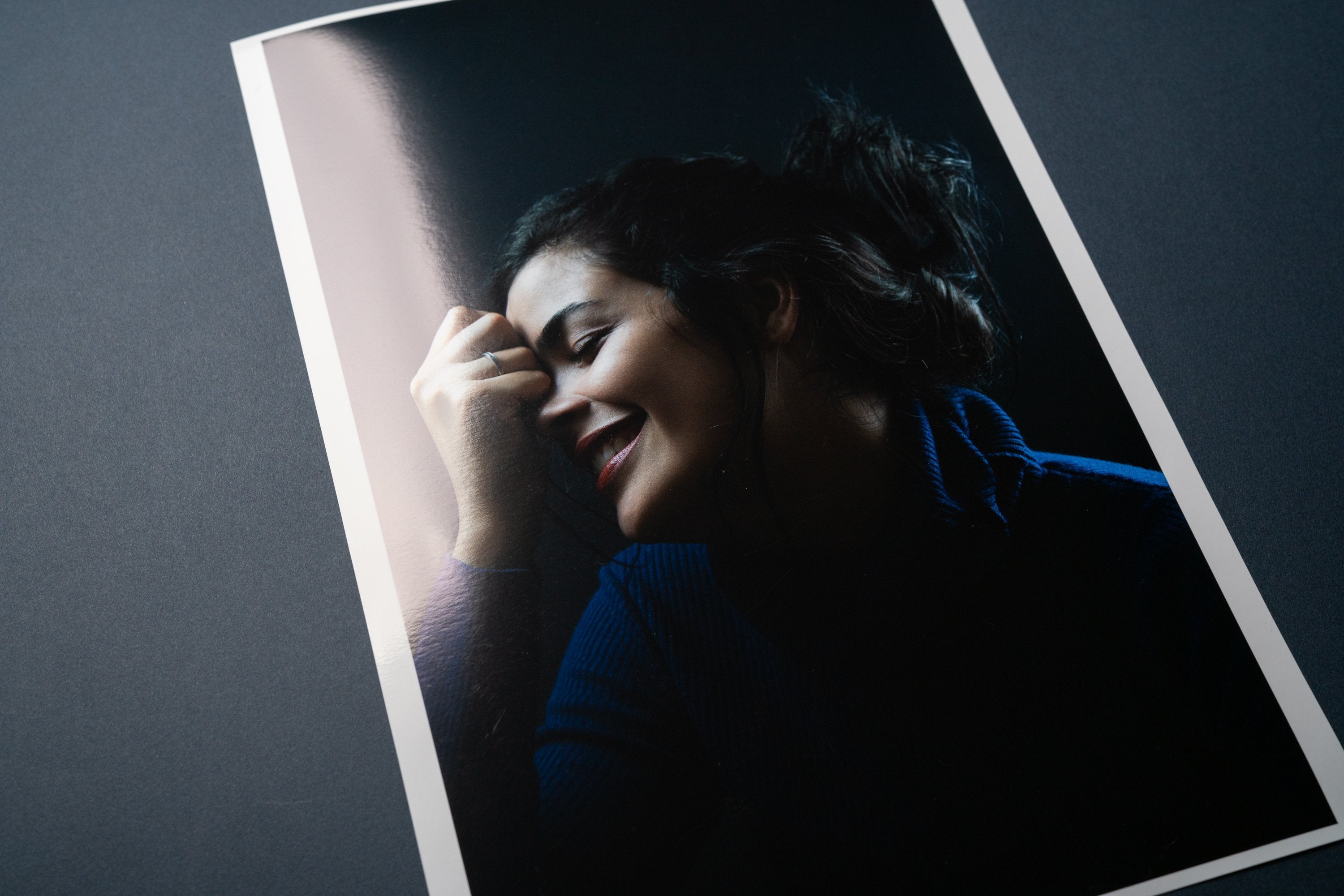 【EPSON】プロフェッショナルフォトペーパー厚手光沢 - PHOTOPRI【写真展・美術展品質のプリントサービス】 写真やイラスト・NFTアートの印刷を個展(写真展・美術展)向けにリーズナブルにジクレー印刷をするなら”PHOTOPRI”(フォトプリ)で。写真やイラスト・デジタルアートの印刷・額装・キャンバスパネルを個展・写真展向けにリーズナブルに印刷!8000円以上で送料無料中!PC・スマホどちらでもネットで注文OK!作品レベルの高品質