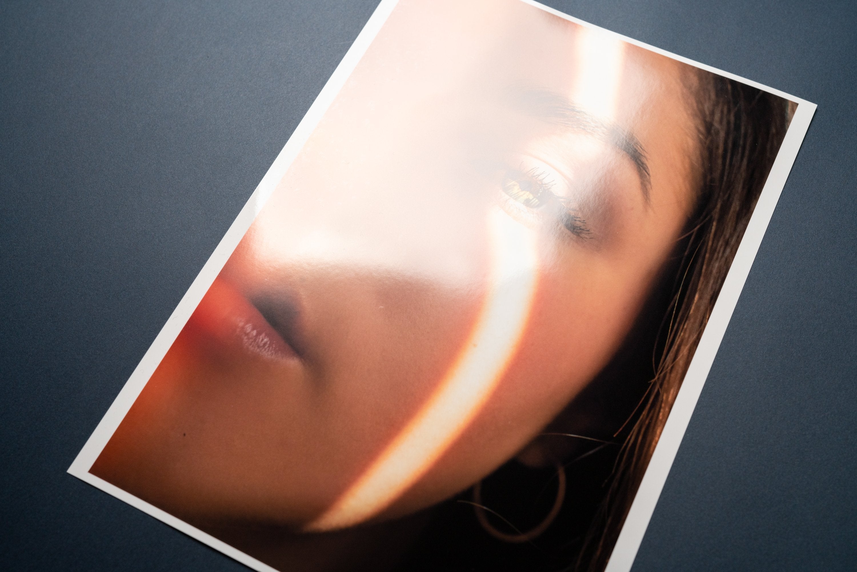 【EPSON】写真用紙クリスピア高光沢 - PHOTOPRI【写真展・美術展品質のプリントサービス】 写真やイラスト・NFTアートの印刷を個展(写真展・美術展)向けにリーズナブルにジクレー印刷をするなら”PHOTOPRI”(フォトプリ)で。写真やイラスト・デジタルアートの印刷・額装・キャンバスパネルを個展・写真展向けにリーズナブルに印刷!8000円以上で送料無料中!PC・スマホどちらでもネットで注文OK!作品レベルの高品質