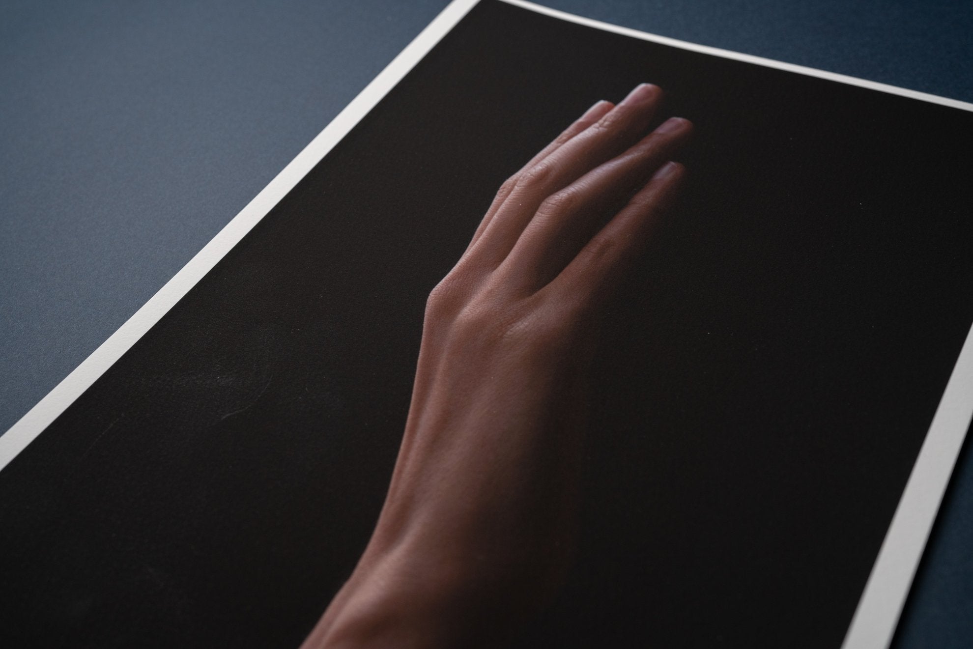 【EPSON】Velvet Fine Art Paper - PHOTOPRI【写真展・美術展品質のプリントサービス】 写真やイラスト・NFTアートの印刷を個展(写真展・美術展)向けにリーズナブルにジクレー印刷をするなら”PHOTOPRI”(フォトプリ)で。写真やイラスト・デジタルアートの印刷・額装・キャンバスパネルを個展・写真展向けにリーズナブルに印刷!8000円以上で送料無料中!PC・スマホどちらでもネットで注文OK!作品レベルの高品質