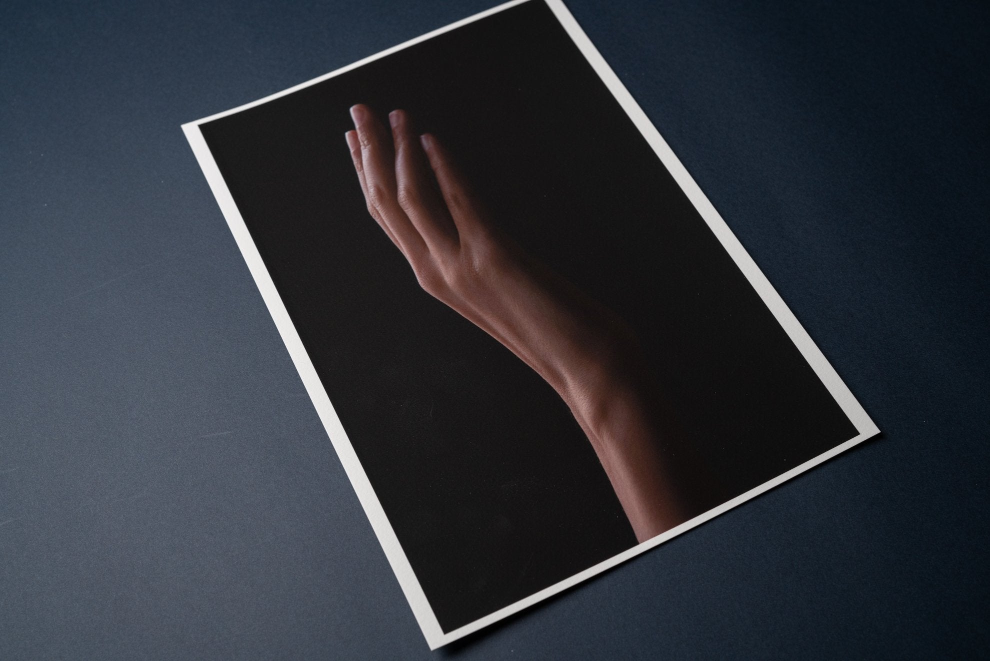 【EPSON】Velvet Fine Art Paper - PHOTOPRI【写真展・美術展品質のプリントサービス】 写真やイラスト・NFTアートの印刷を個展(写真展・美術展)向けにリーズナブルにジクレー印刷をするなら”PHOTOPRI”(フォトプリ)で。写真やイラスト・デジタルアートの印刷・額装・キャンバスパネルを個展・写真展向けにリーズナブルに印刷!8000円以上で送料無料中!PC・スマホどちらでもネットで注文OK!作品レベルの高品質