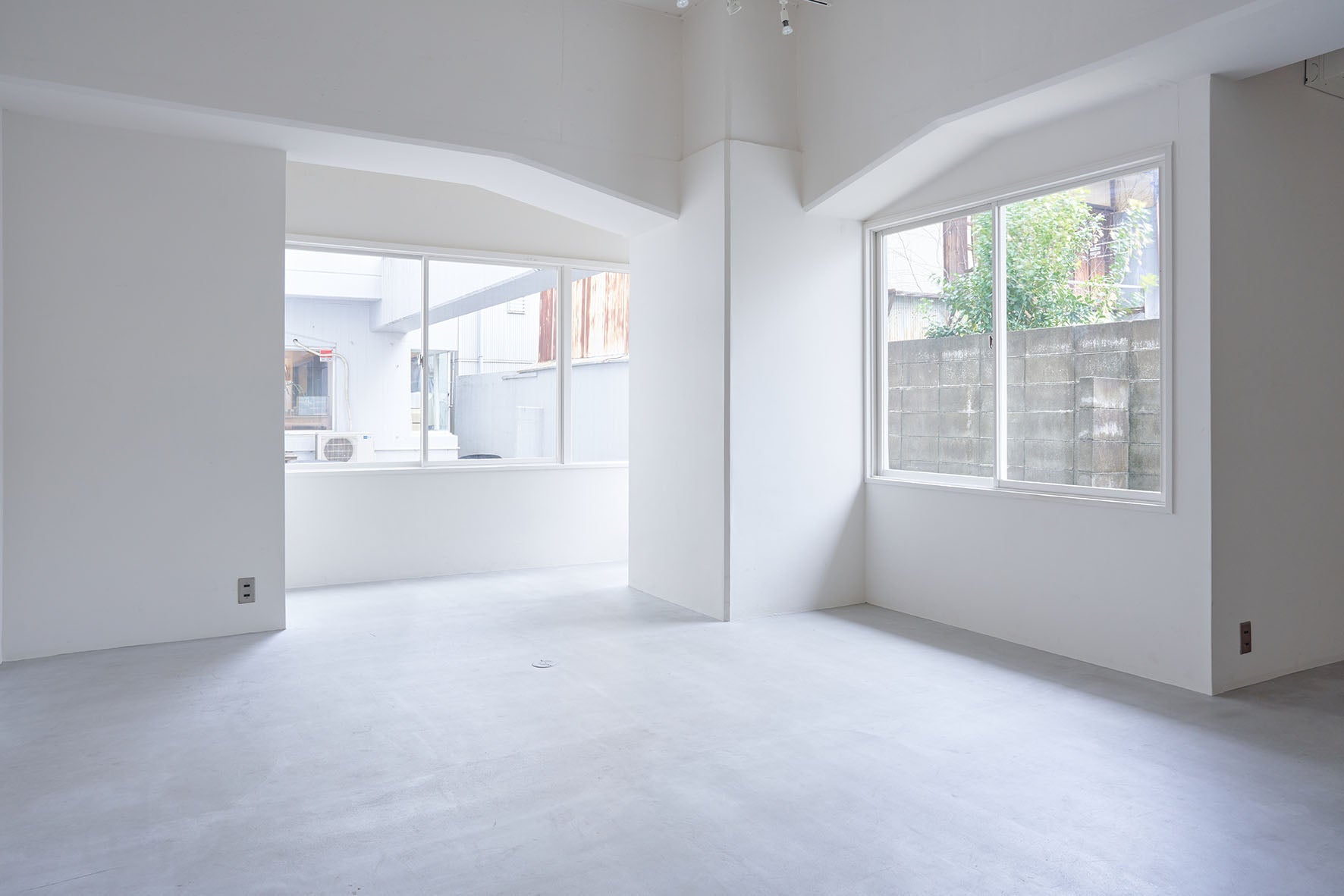 GALLERY METABO ROOM103 - PHOTOPRI【写真展・美術展品質のプリントサービス】 写真やイラスト・NFTアートの印刷を個展(写真展・美術展)向けにリーズナブルにジクレー印刷をするなら”PHOTOPRI”(フォトプリ)で。写真やイラスト・デジタルアートの印刷・額装・キャンバスパネルを個展・写真展向けにリーズナブルに印刷!8000円以上で送料無料中!PC・スマホどちらでもネットで注文OK!作品レベルの高品質