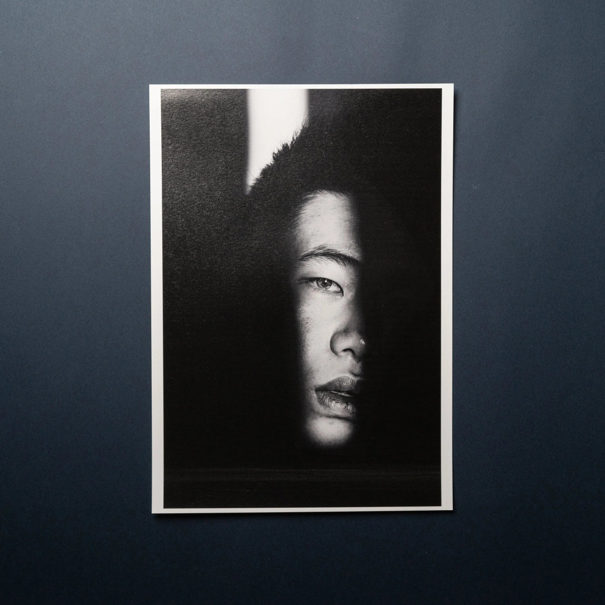 【Hahnemuhle】FineArt Pearl - PHOTOPRI【写真展・美術展品質のプリントサービス】 写真やイラスト・NFTアートの印刷を個展(写真展・美術展)向けにリーズナブルにジクレー印刷をするなら”PHOTOPRI”(フォトプリ)で。写真やイラスト・デジタルアートの印刷・額装・キャンバスパネルを個展・写真展向けにリーズナブルに印刷!8000円以上で送料無料中!PC・スマホどちらでもネットで注文OK!作品レベルの高品質