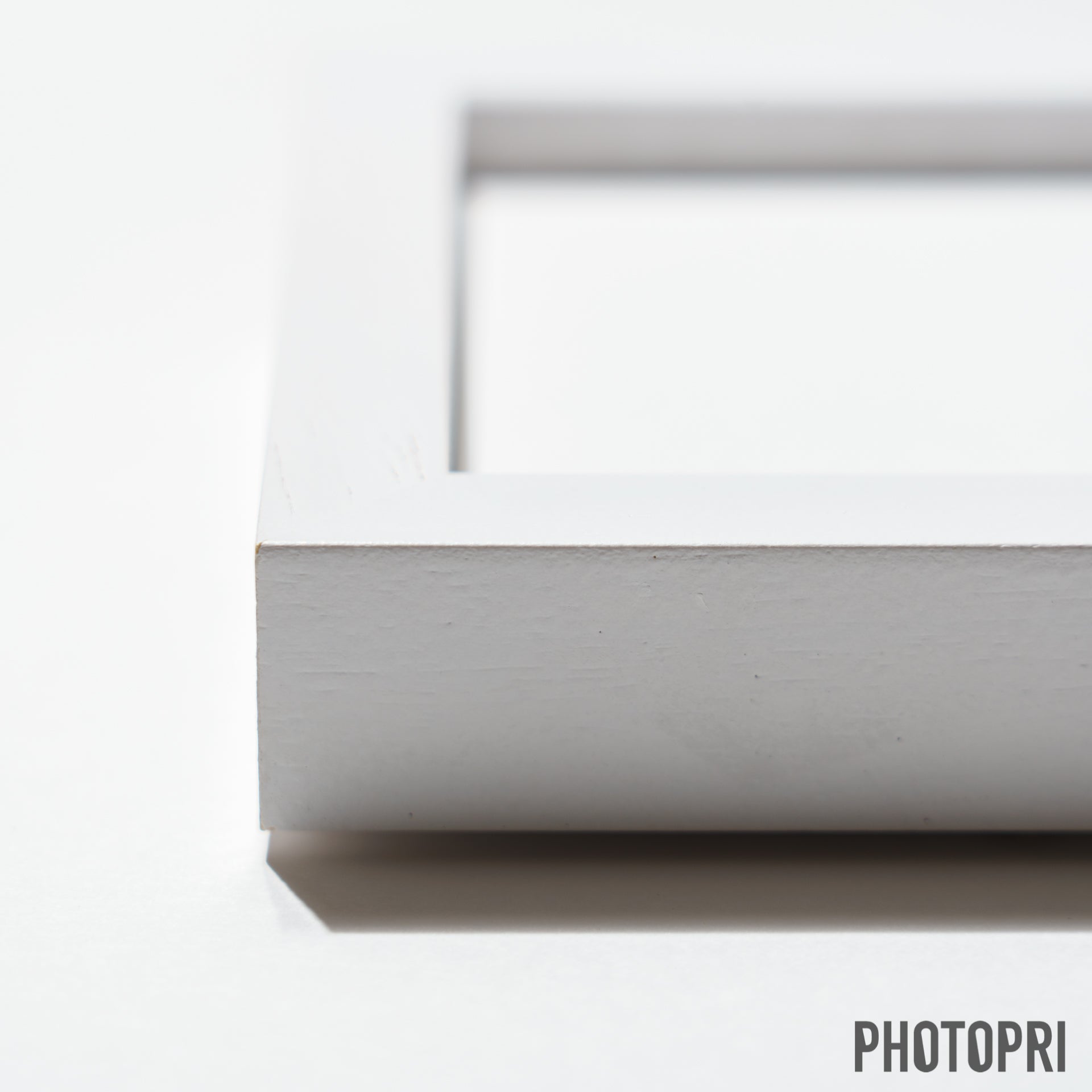 木製フレーム - PHOTOPRI【写真展・美術展品質のプリントサービス】 写真やイラスト・NFTアートの印刷を個展(写真展・美術展)向けにリーズナブルにジクレー印刷をするなら”PHOTOPRI”(フォトプリ)で。写真やイラスト・デジタルアートの印刷を個展・写真展向けにリーズナブルに印刷!8000円以上で送料無料中!PC・スマホどちらでもネットで注文OK!作品レベルの高品質な写真プリント・ジークレ