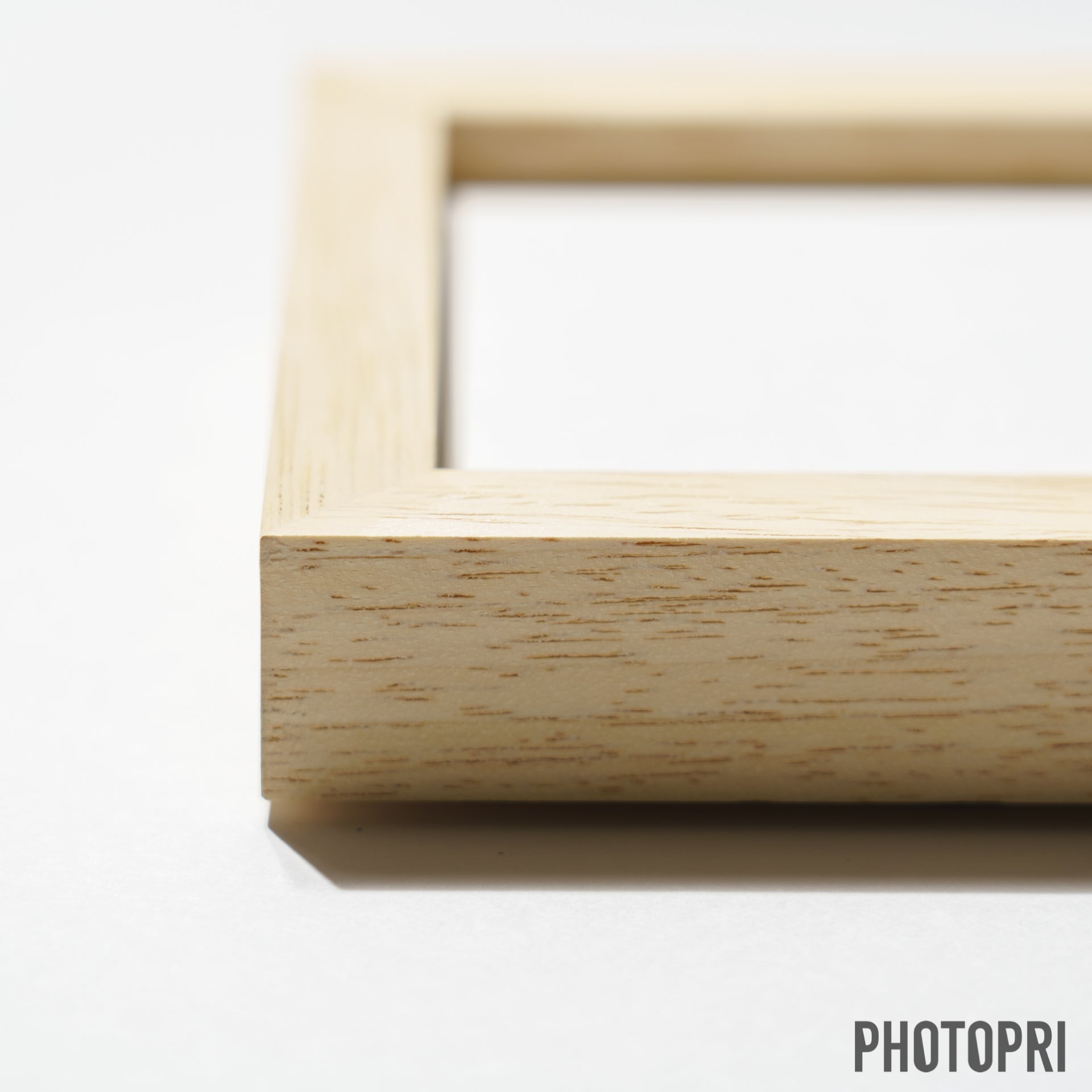 木製フレーム - PHOTOPRI【写真展・美術展品質のプリントサービス】 写真やイラスト・NFTアートの印刷を個展(写真展・美術展)向けにリーズナブルにジクレー印刷をするなら”PHOTOPRI”(フォトプリ)で。写真やイラスト・デジタルアートの印刷を個展・写真展向けにリーズナブルに印刷!8000円以上で送料無料中!PC・スマホどちらでもネットで注文OK!作品レベルの高品質な写真プリント・ジークレ