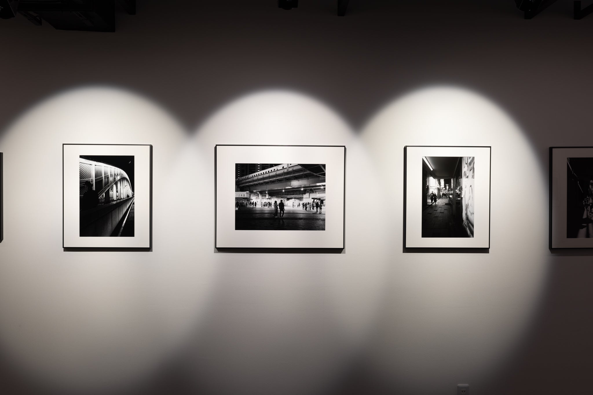 ヒコヒコギャラリー - PHOTOPRI【写真展・美術展品質のプリントサービス】 写真やイラスト・NFTアートの印刷を個展(写真展・美術展)向けにリーズナブルにジクレー印刷をするなら”PHOTOPRI”(フォトプリ)で。写真やイラスト・デジタルアートの印刷を個展・写真展向けにリーズナブルに印刷!8000円以上で送料無料中!PC・スマホどちらでもネットで注文OK!作品レベルの高品質な写真プリント・ジークレ