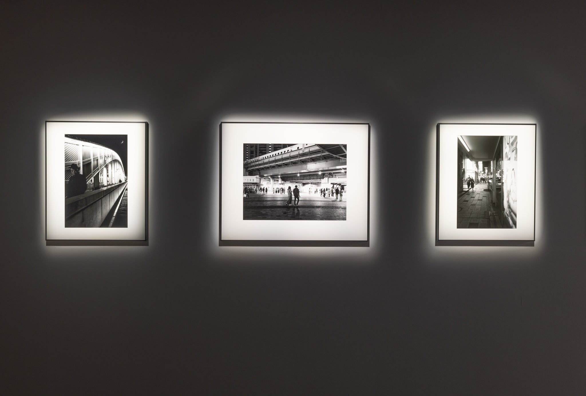 ヒコヒコギャラリー - PHOTOPRI【写真展・美術展品質のプリントサービス】 写真やイラスト・NFTアートの印刷を個展(写真展・美術展)向けにリーズナブルにジクレー印刷をするなら”PHOTOPRI”(フォトプリ)で。写真やイラスト・デジタルアートの印刷を個展・写真展向けにリーズナブルに印刷!8000円以上で送料無料中!PC・スマホどちらでもネットで注文OK!作品レベルの高品質な写真プリント・ジークレ