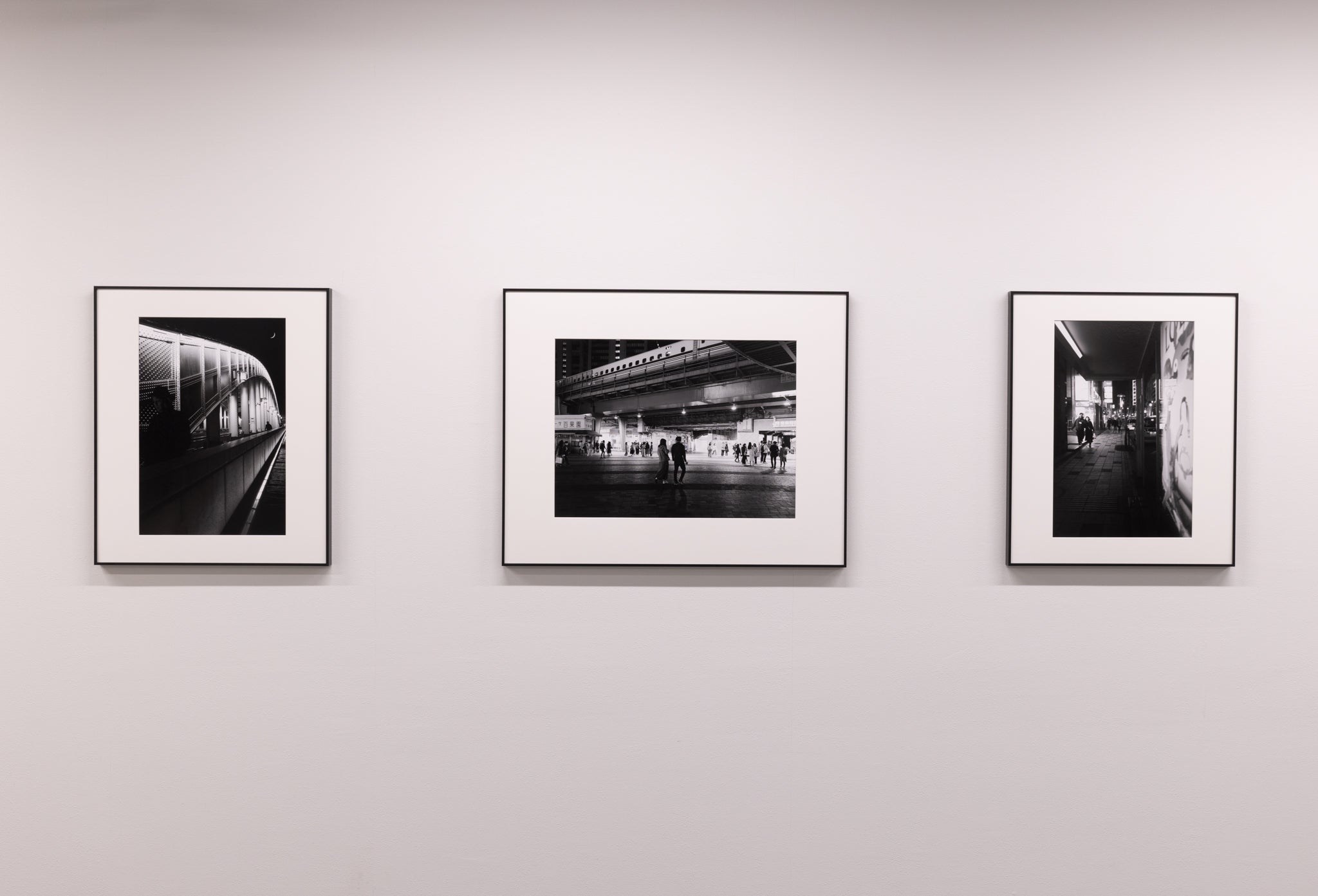 ヒコヒコギャラリー - PHOTOPRI【写真展・美術展品質のプリントサービス】 写真やイラスト・NFTアートの印刷を個展(写真展・美術展)向けにリーズナブルにジクレー印刷をするなら”PHOTOPRI”(フォトプリ)で。写真やイラスト・デジタルアートの印刷を個展・写真展向けにリーズナブルに印刷!8000円以上で送料無料中!PC・スマホどちらでもネットで注文OK!作品レベルの高品質な写真プリント・ジークレ