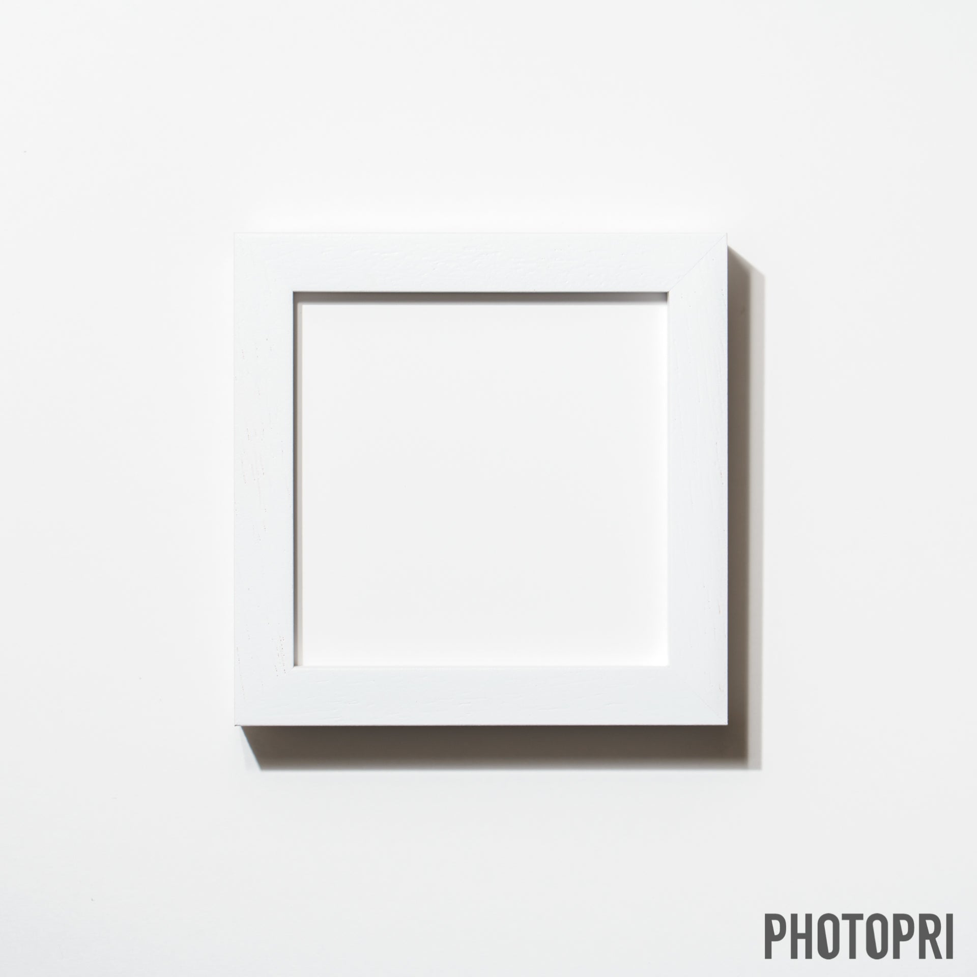 木製フレーム - PHOTOPRI【写真展・美術展品質のプリントサービス】 写真やイラスト・NFTアートの印刷を個展(写真展・美術展)向けにリーズナブルにジクレー印刷をするなら”PHOTOPRI”(フォトプリ)で。写真やイラスト・デジタルアートの印刷・額装・キャンバスパネルを個展・写真展向けにリーズナブルに印刷!8000円以上で送料無料中!PC・スマホどちらでもネットで注文OK!作品レベルの高品質