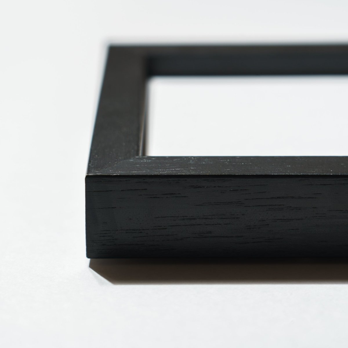 木製フレーム＆オーバーマット加工 - PHOTOPRI【写真展・美術展品質のプリントサービス】 写真やイラスト・NFTアートの印刷を個展(写真展・美術展)向けにリーズナブルにジクレー印刷をするなら”PHOTOPRI”(フォトプリ)で。写真やイラスト・デジタルアートの印刷・額装・キャンバスパネルを個展・写真展向けにリーズナブルに印刷！8000円以上で送料無料中！PC・スマホどちらでもネットで注文OK！作品レベルの高品質