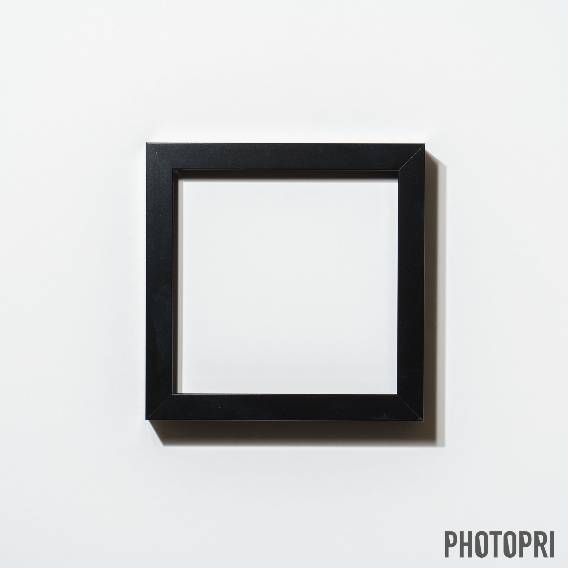 アルミ製フレーム - PHOTOPRI【写真展・美術展品質のプリントサービス】 写真やイラスト・NFTアートの印刷を個展(写真展・美術展)向けにリーズナブルにジクレー印刷をするなら”PHOTOPRI”(フォトプリ)で。写真やイラスト・デジタルアートの印刷・額装・キャンバスパネルを個展・写真展向けにリーズナブルに印刷！8000円以上で送料無料中！PC・スマホどちらでもネットで注文OK！作品レベルの高品質